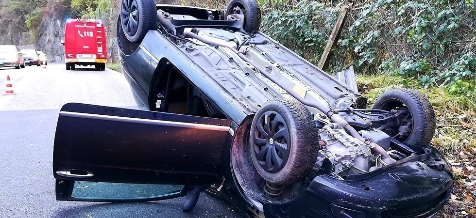 Sbanda con l’auto e finisce ruote all’aria: pauroso incidente nella frazione di Cardano